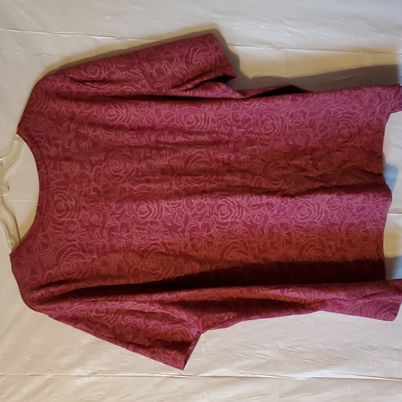 Catherines 3X Burgundy short sleeve scoop neckline with Gold outline of flowers - Picture 4 of 7